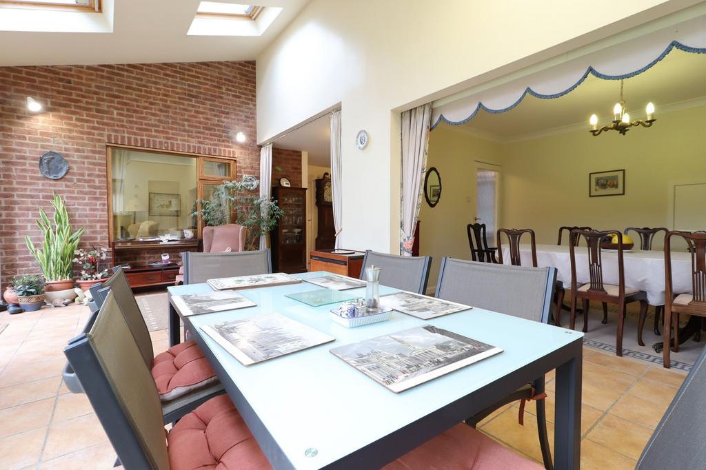 Lobby/Dining Area