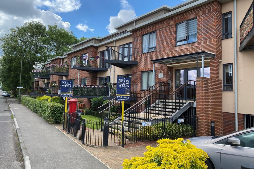 The Hythe, Pooley Green Road, Egham... 2 bed flat £280,000