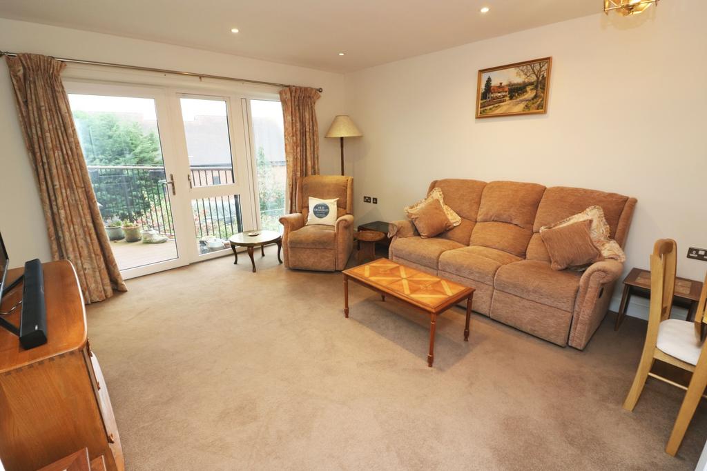 The Hythe, Pooley Green Road, Egham... 2 bed flat £280,000