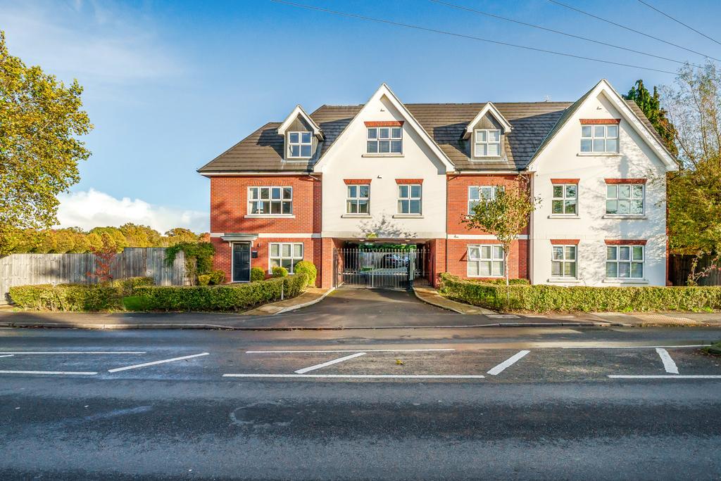 New Haw Road, Addlestone, KT15 2 bed apartment for sale £385,000