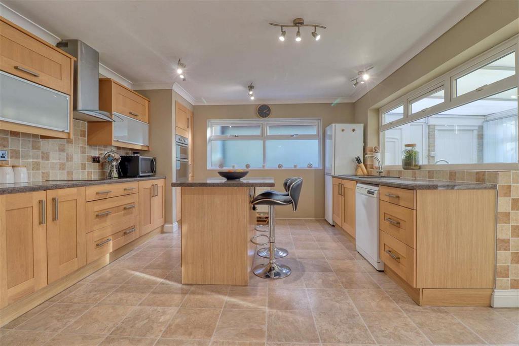 Holland on Sea CO15 4 bed detached house for sale £575,000