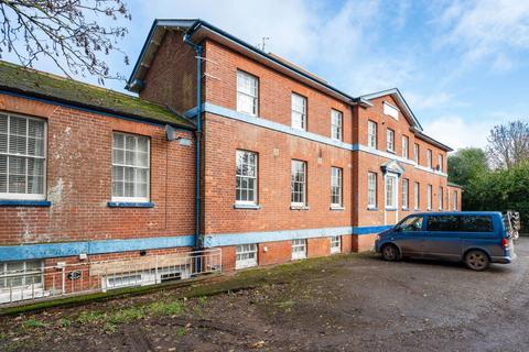 3 bedroom ground floor flat for sale - The Lodge, Western Road, Crediton, EX17