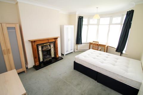 5 bedroom semi-detached house to rent, BILLS INCLUDED, The Turnways, Headingley, Leeds,LS6