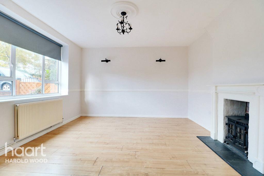 Settle Road, Romford 3 bed terraced house for sale £425,000