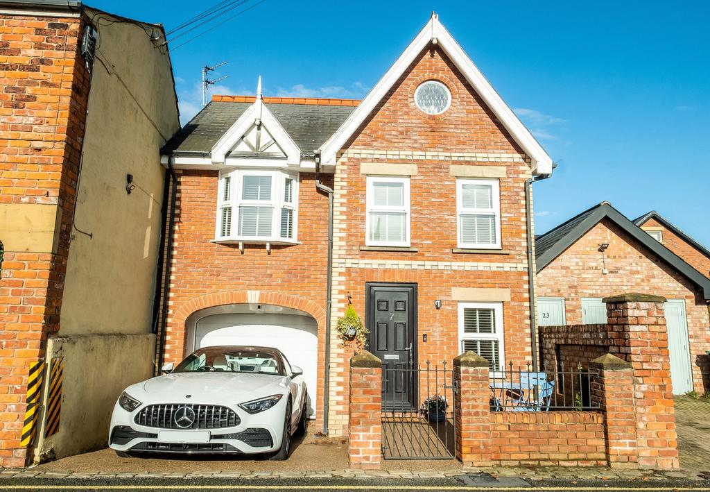 South Westby Street, Lytham, FY8 3 bed link detached house for sale £