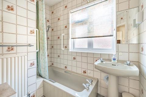 25 Eversley Way, Croydon, CR0 8QR