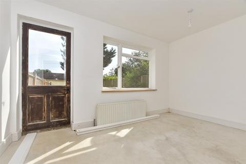 6 Lyndhurst Road, Reigate, RH2 8JW