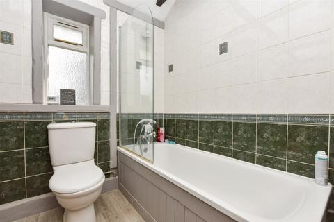 6 Lyndhurst Road, Reigate, RH2 8JW