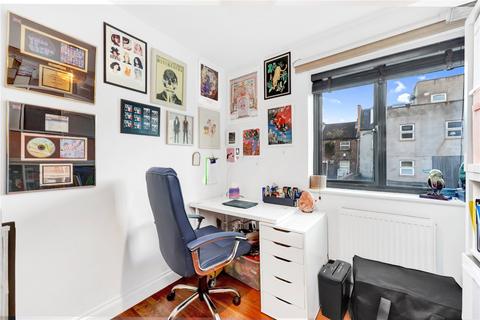 4 Carly Mews, London, E2 6AS