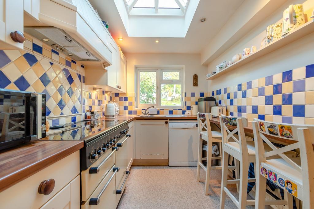 First Avenue, Amersham 3 bed semidetached house £750,000