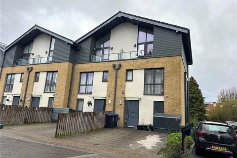 3 bedroom end of terrace house to rent, Sycamore Avenue, Woking, Surrey, GU22