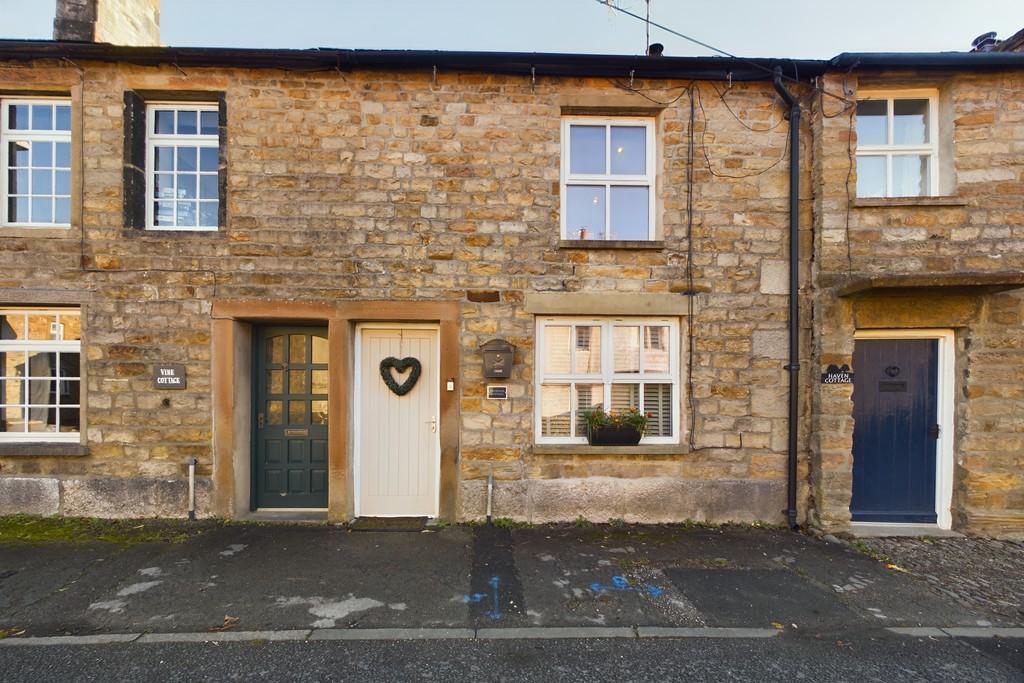 Main Street, Whittington, Carnforth... 2 bed cottage £950 pcm (£219 pw)