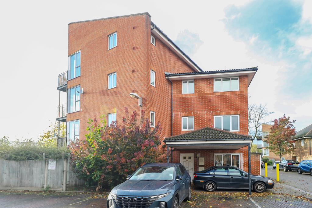 Carmichael Close, Ruislip HA4 2 bed apartment for sale £325,000
