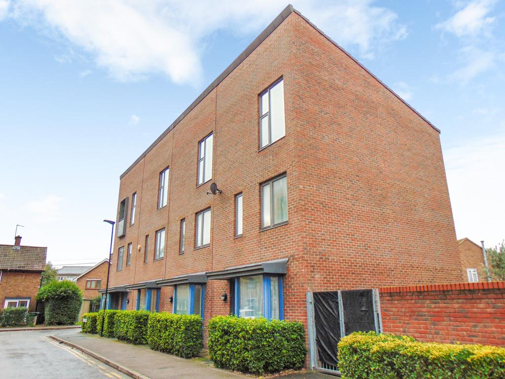Canning Town, London, E16 4 bed terraced house for sale £585,000