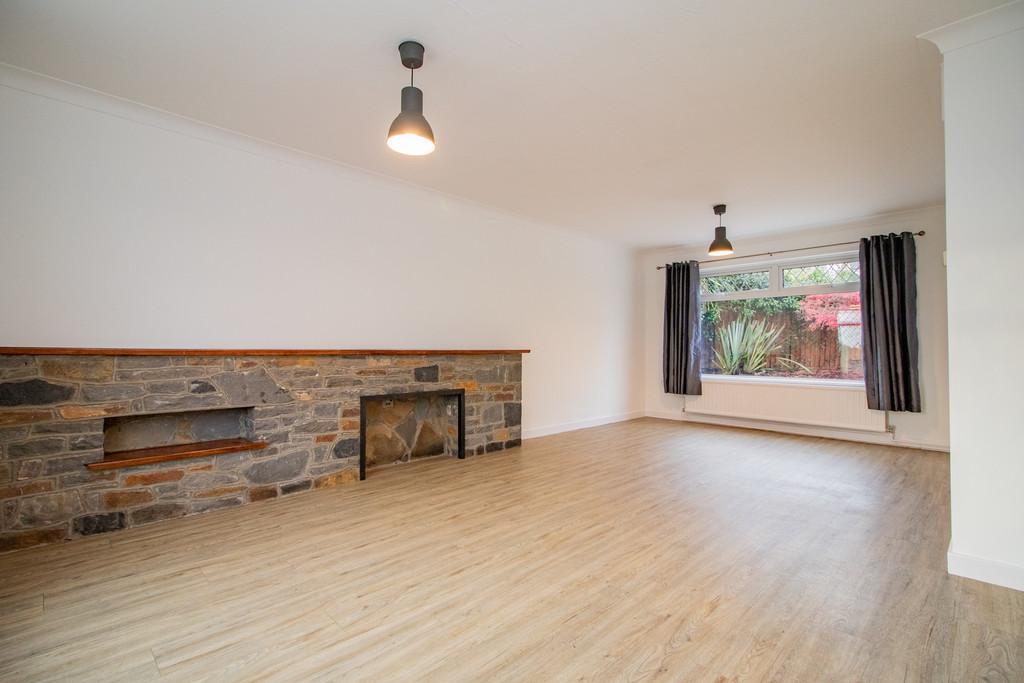 Llantrisant Road, Groesfaen, Pontyclun 3 bed link detached house £325,000
