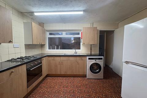 4 bedroom terraced house to rent, Lodge Road, Southampton
