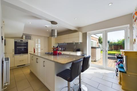 5 bedroom detached house to rent, School Close, Holmer Green, HP15 6SR