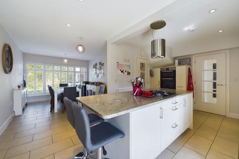 5 bedroom detached house to rent, School Close, Holmer Green, HP15 6SR