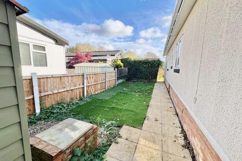 2 bedroom detached bungalow for sale - Thorney Mill Road, West Drayton UB7