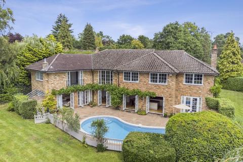 16 Hamilton Drive, Ascot, SL5 9PP