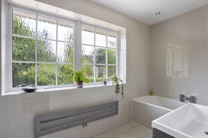 Guest bathroom suite