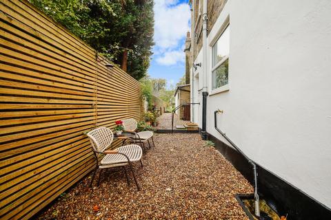 2 bedroom flat for sale - Solway Road, London SE22