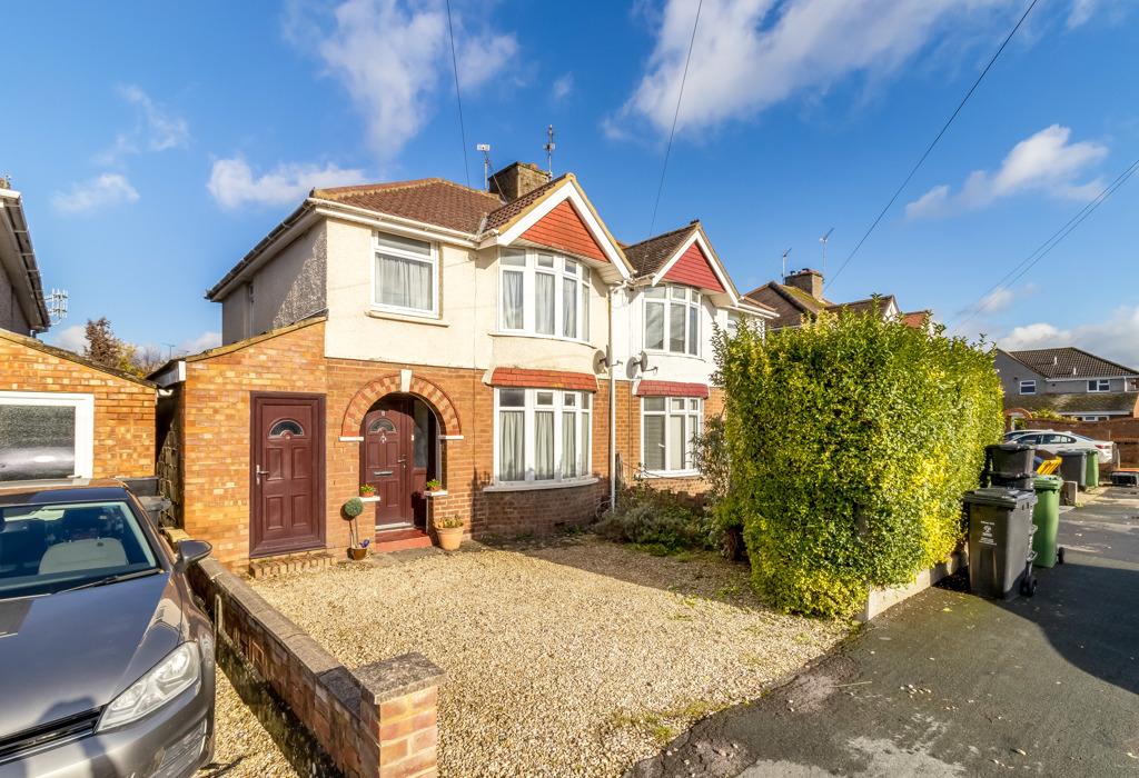 Bampton Grove, Swindon, Wiltshire 3 bed semidetached house for sale