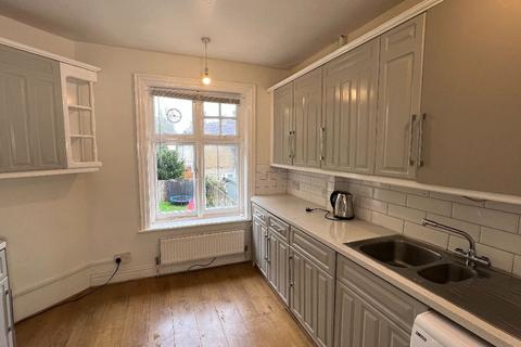 2 bedroom maisonette to rent, Finchley Road, London