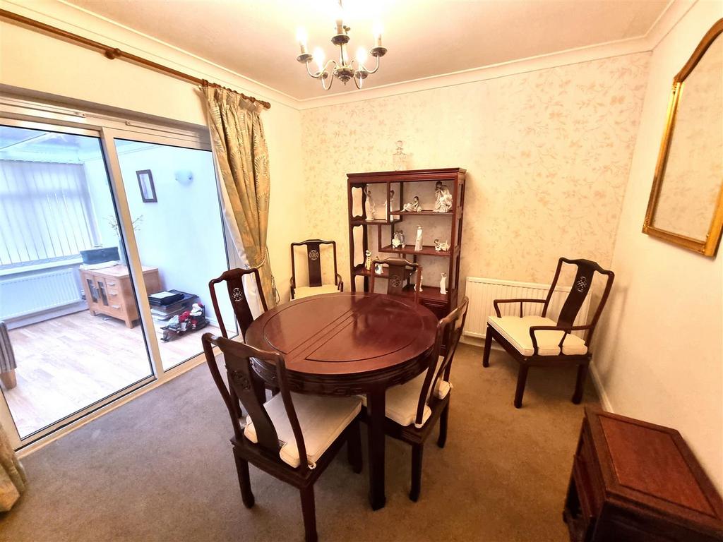 Dining room/ Bedroom