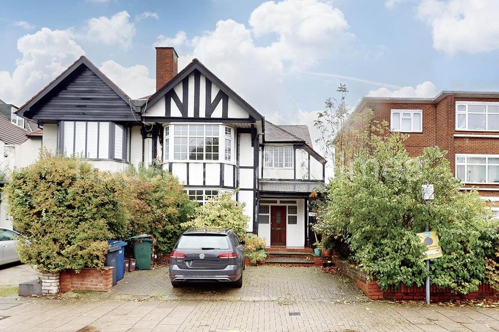 Finchley Road, NW11 3 bed flat for sale £650,000