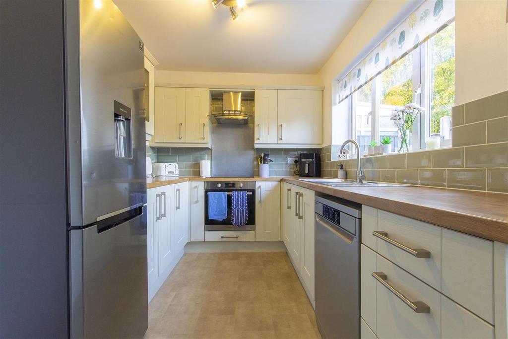 Ashton Road, Clay Cross, Chesterfield 3 bed detached house for sale £