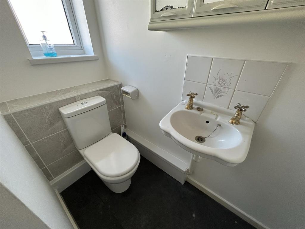 Sandpiper Road, Llanelli 3 bed link detached house for sale £285,000