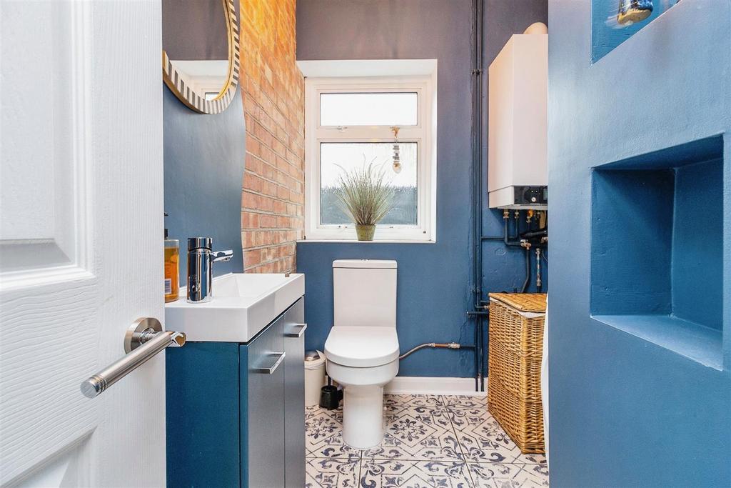 Cloakroom/utility room