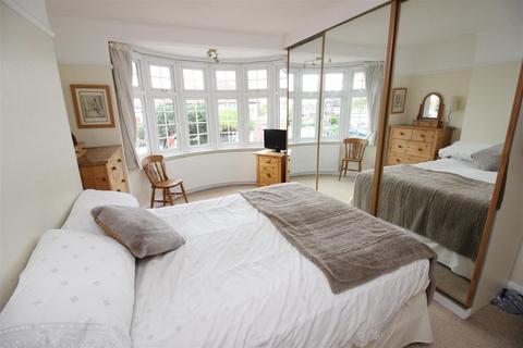 74 Ruskin Drive, Worcester Park, KT4 8LJ