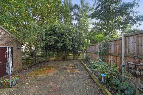8 Cedar Close, Brantham, Manningtree, CO11 1TQ