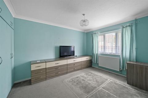 8 Cedar Close, Brantham, Manningtree, CO11 1TQ