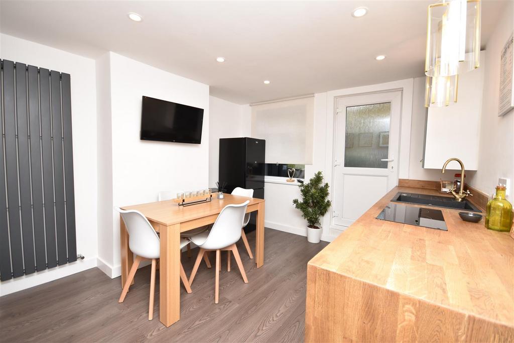 Wing Road, Linslade, LU7 2NJ 2 bed terraced house for sale £245,000