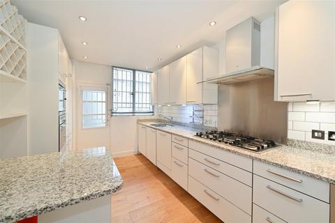 4 bedroom apartment to rent, Halkin Place, Belgravia SW1