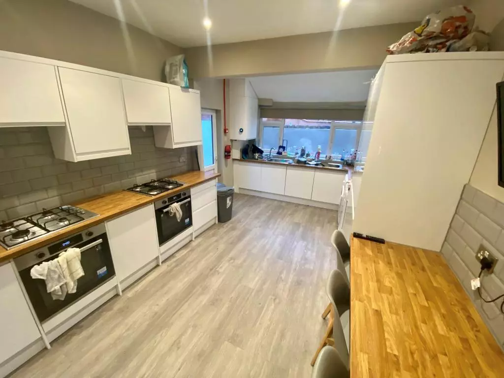 9 bedroom end of terrace house to rent