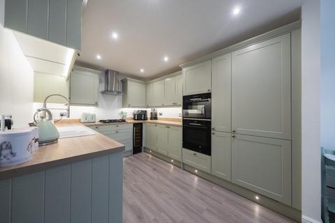 4 bedroom semi-detached house for sale - Furber Close, Tarporley