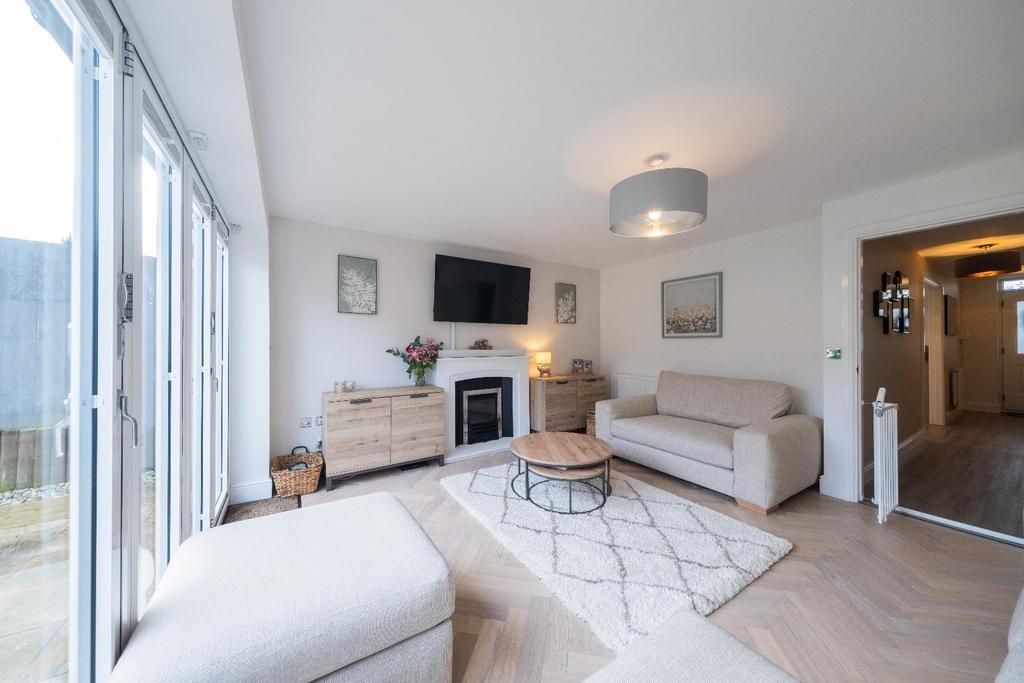 18 Furber Close-016.JPG