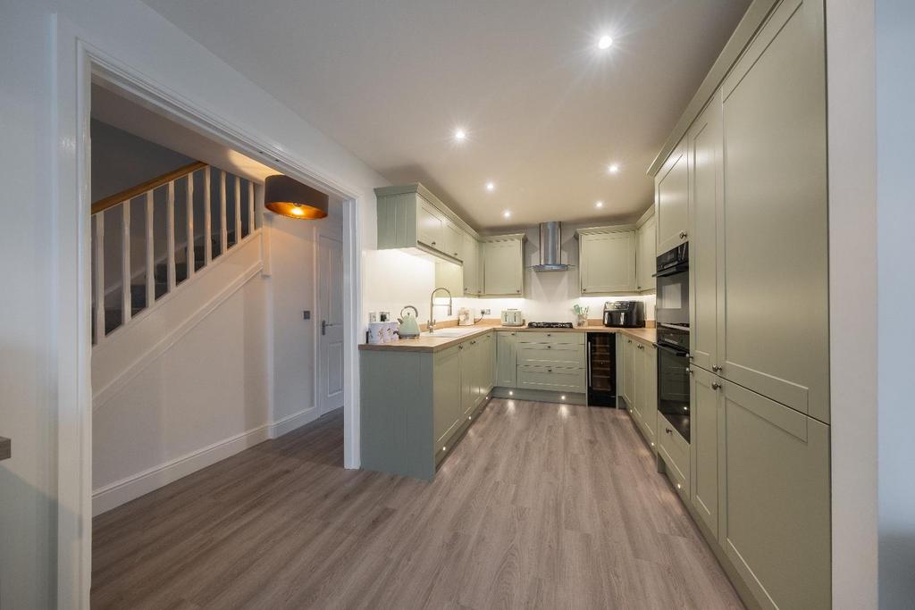 18 Furber Close-002.JPG