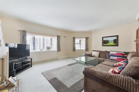 17a Waterloo Road, Epsom, KT19 8EX