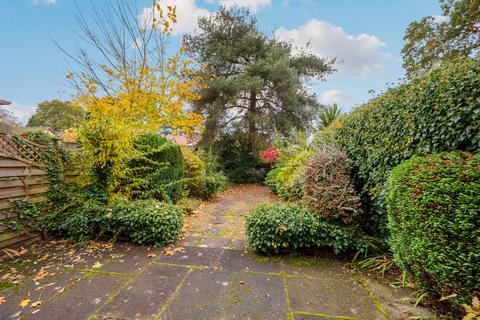 8 Burcote, Weybridge, KT13 0HG