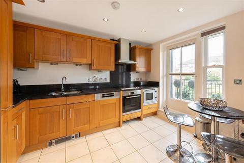 3 bedroom flat for sale, Imperial Crescent, London, SW6