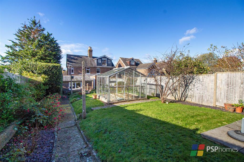 Wivelsfield Road, Haywards Heath 2 bed semidetached house for sale £
