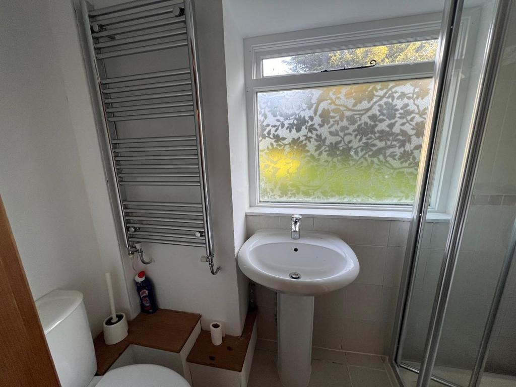En-suite to Bedroom 4.jpg