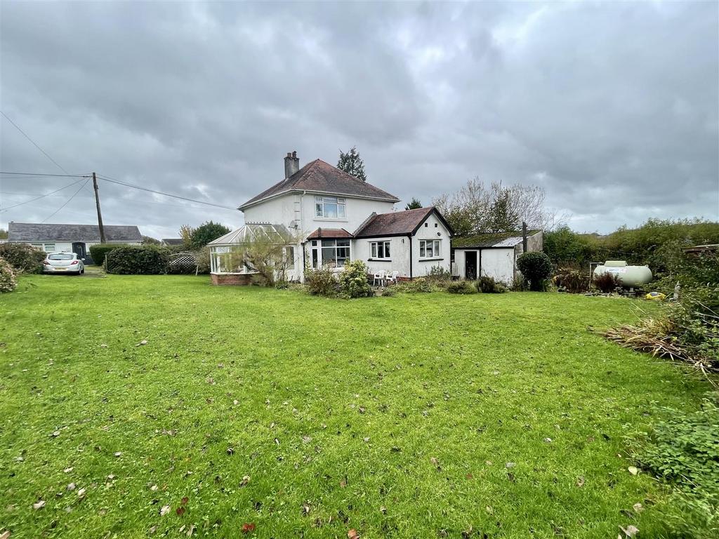 Black Lion Road, Gorslas, Llanelli 3 bed detached house for sale £299,950