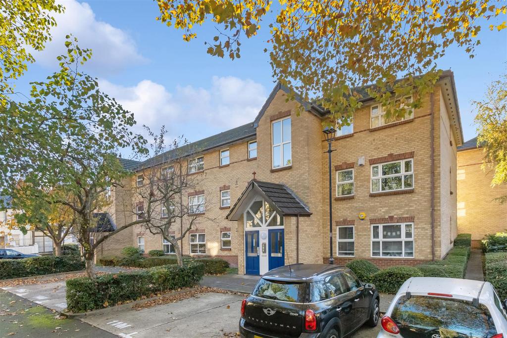 Monmouth Close, London, W4 2 bed flat for sale £399,950
