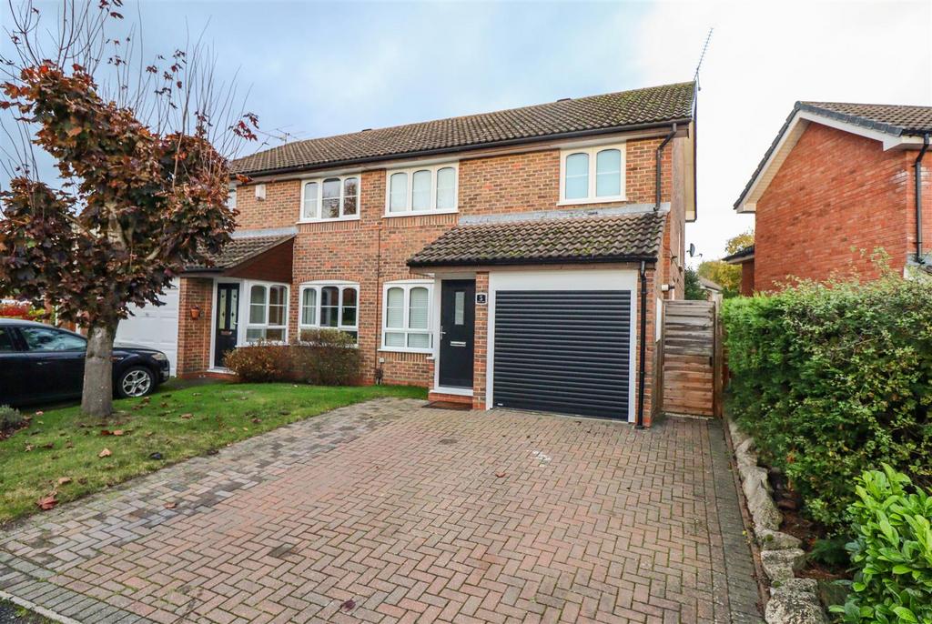 Briars Close, Farnborough GU14 3 bed semidetached house for sale £